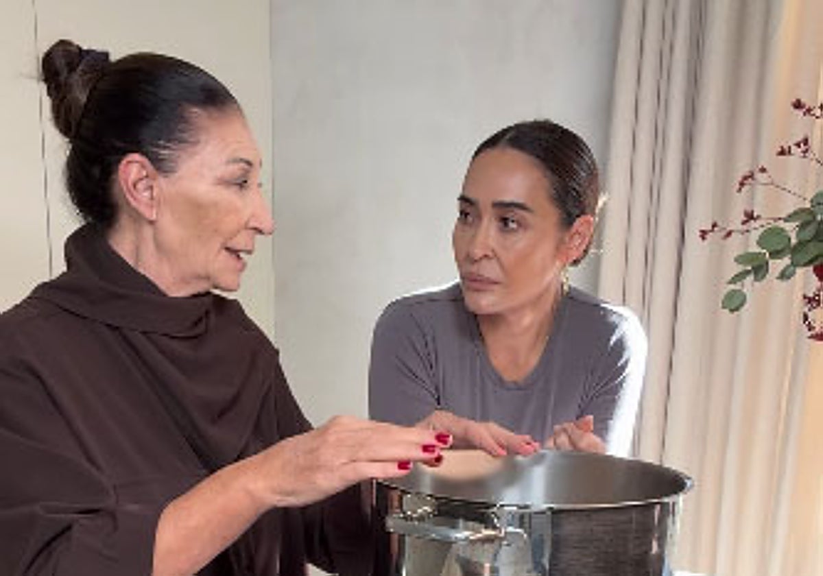Vicky Martín Berrocal y su madre, en el vídeo que han grabado haciendo un puchero.