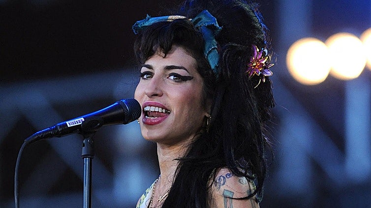El padre de Amy Winehouse demanda a dos amigas de la cantante por vender sus pertenencias sin permiso