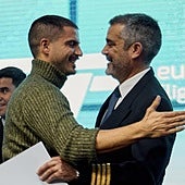 Maxi Iglesias se gradúa como piloto de aviones