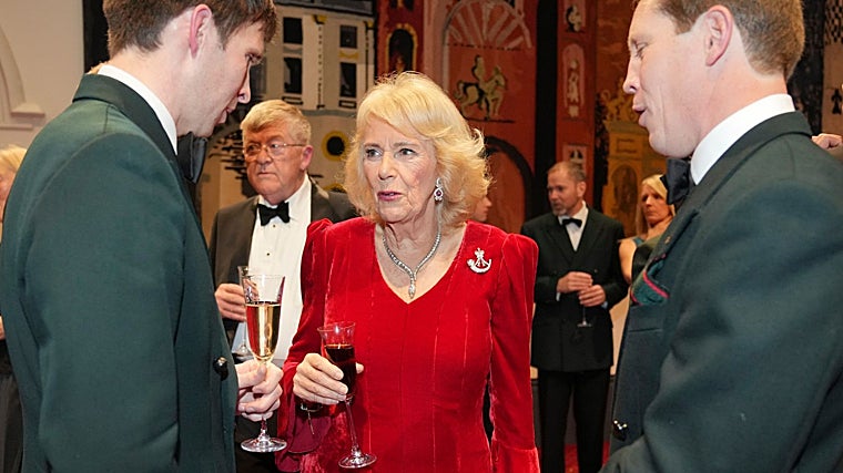 Rainha Camilla com uma taça de vinho tinto durante jantar em novembro passado.