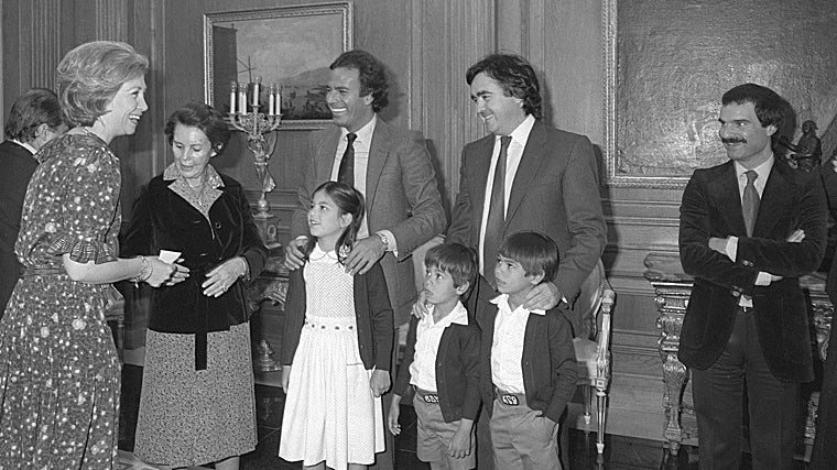 Los Reyes Don Juan Carlos Y Doña Sofía recibieron en el Palacio de la Zarzuela al cantante Julio Iglesias acompañado por sus hijos, Chabeli, Enrique y Julio José. En la imagen aparecen también su manager Alfredo Fraile y el periodista Jesús Mariñas