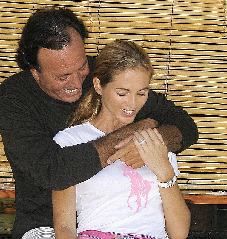 Julio Iglesias abraça sua esposa Miranda