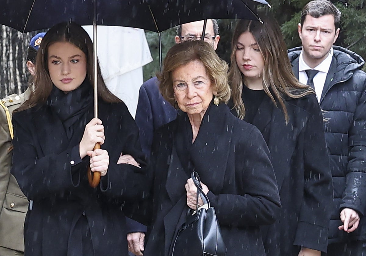 Entre flores y el recuerdo de su sonrisa, un responso íntimo arropa a la Reina Sofía en la despedida a la Princesa Irene