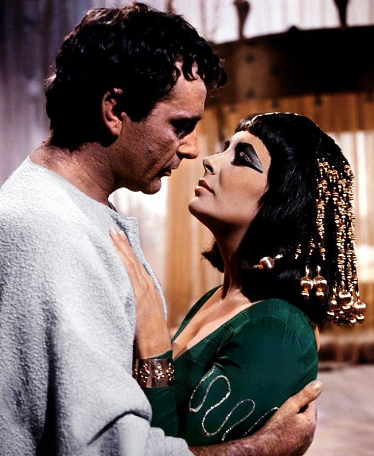 Elizabeth Taylor e Richard Burton se conheceram no set do filme Cleópatra.