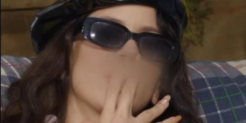 Rosalía, denunciada por fumar en el videopodcast de Soy una Pringada