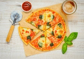 Adiós al cortapizza: una cocinera italiana revela cómo cortar la pizza como un experto