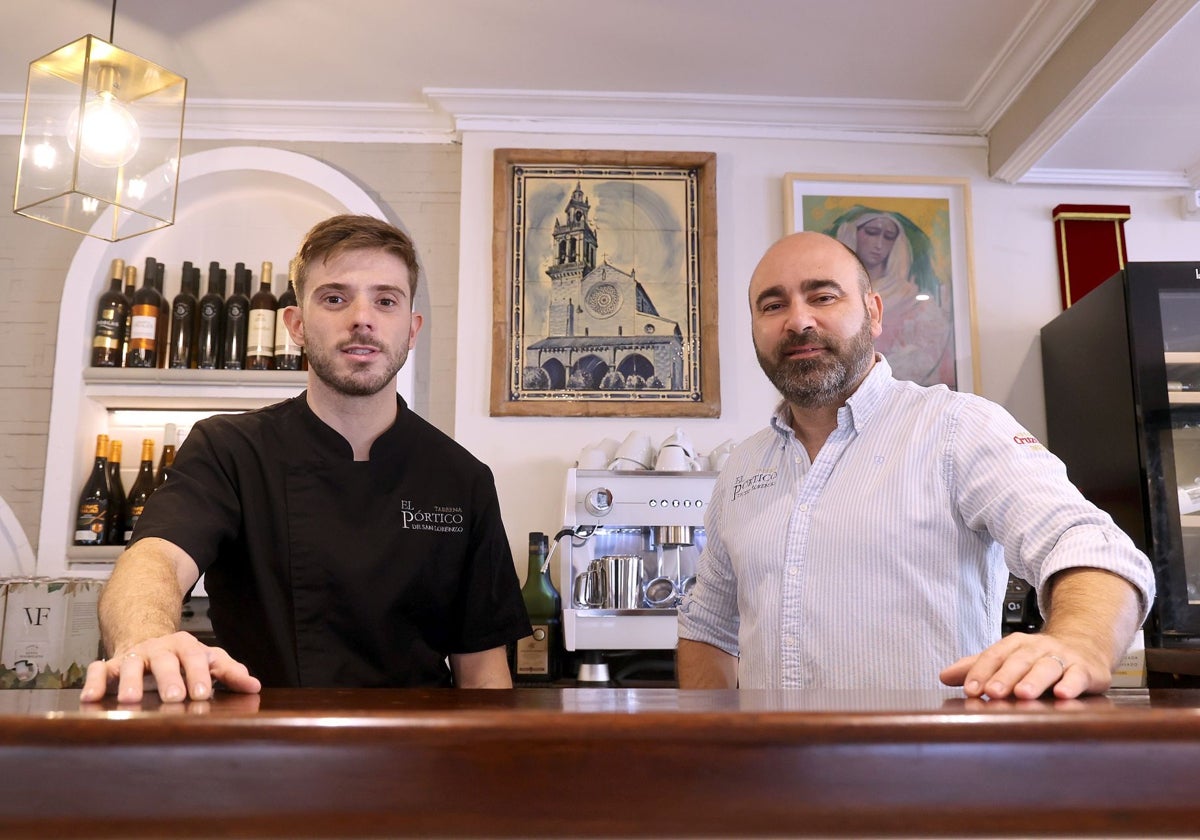 Agustín Berrocal, a la derecha, junto a Francisco Carmona, en la barra de El Pórtico de San Lorenzo