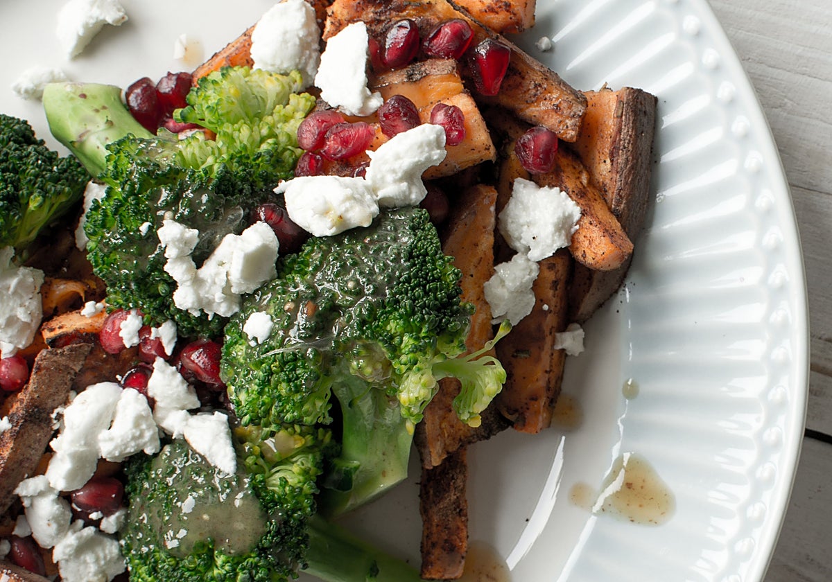 Ensalada tibia de boniato, brócoli, queso feta y granada, más pavo troceado de sobras