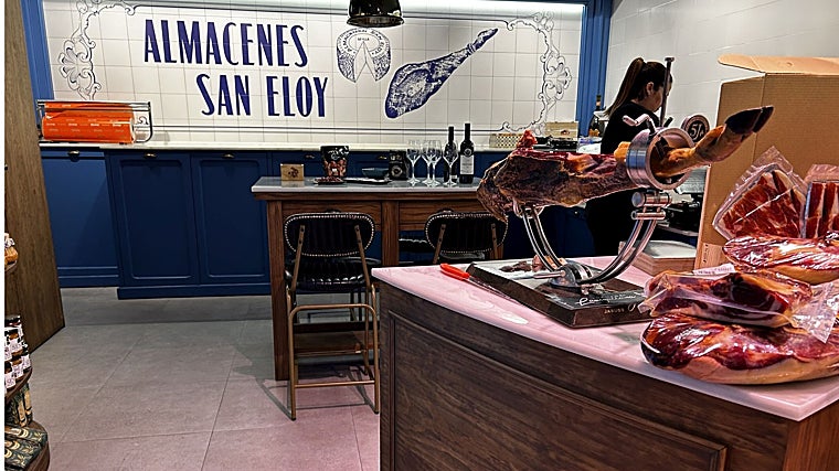 La Alacena de San Eloy se renueva para recuperar su imagen de ultramarinos de siempre