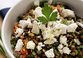 Ensalada de lentejas con pimientos asados, cherrys y queso ricotta