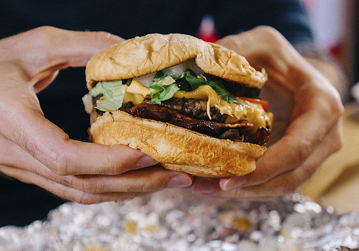 Sevilla, a punto de abrir su tercer Five Guys: «Solo Madrid y Barcelona le ganan en locales»