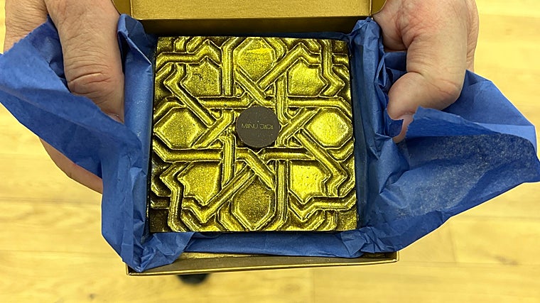 Azulejo de chocolate bañado en oro, elaboración de Manu Jara