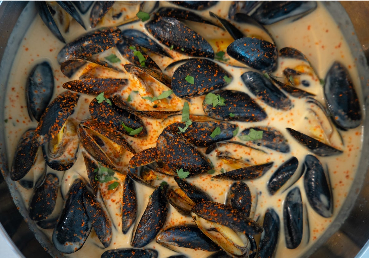 Mejillones bouchot con gazpachuelo de kimchi