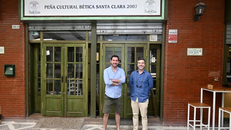 Juan Palomo visita la Peña Bética de Santa Clara: «Aquí encuentras lo que estamos perdiendo en el centro»