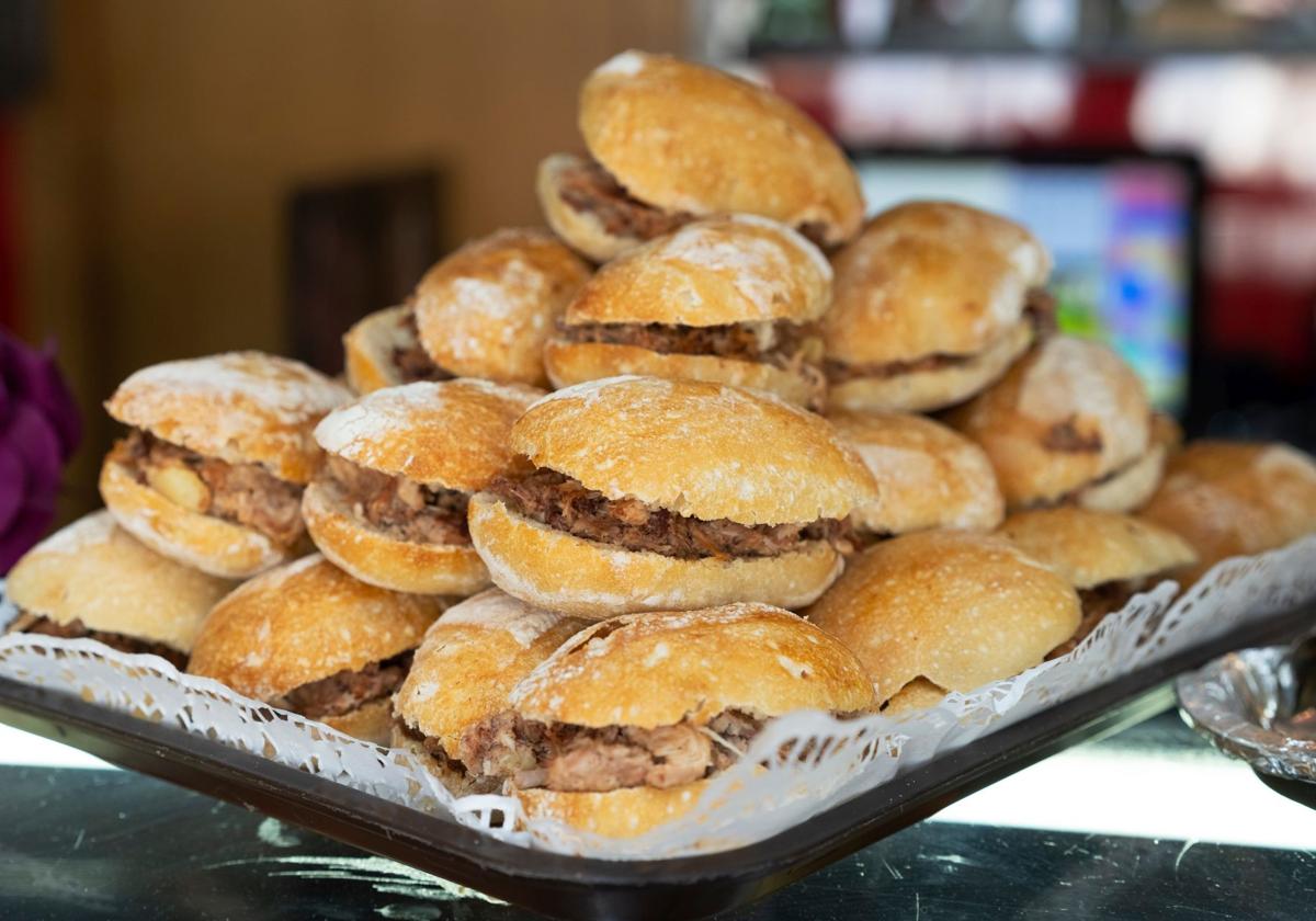El clásico montadito de pringá es un bocado tradicional y jugosísimo