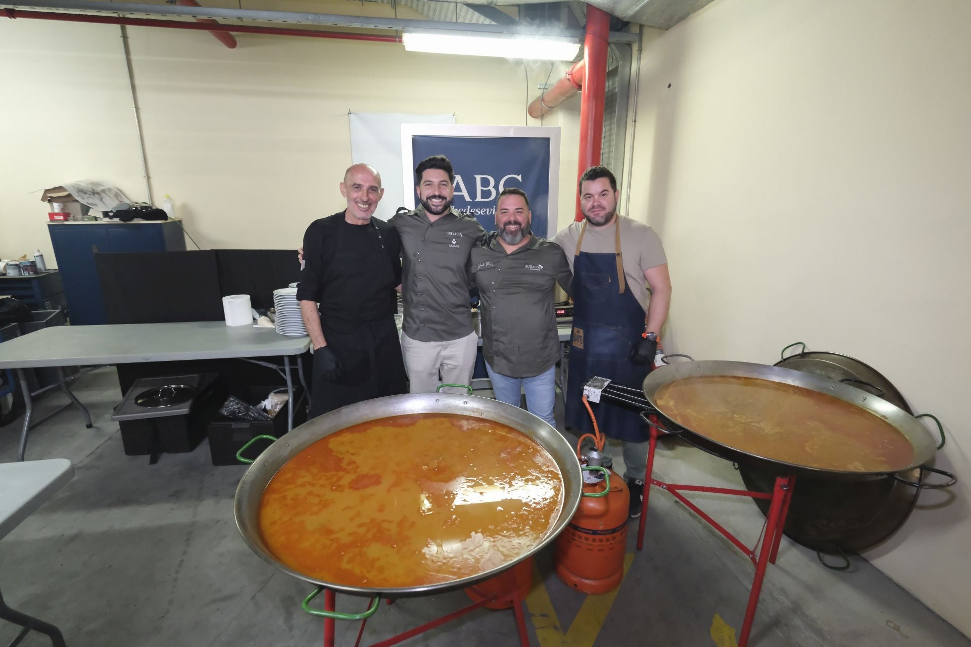 Jordi Planes (tercero por la izquierda), de Sukalde, en Alcalá de Guadaíra, con su equipo