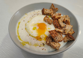 Pure de coliflor con huevo y picatostes