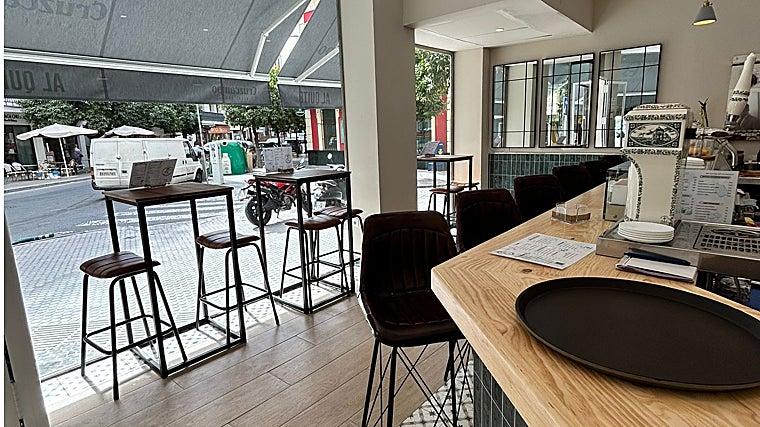 Sala interior del establecimiento, completamente acristalado, que combina mesas altas y barra