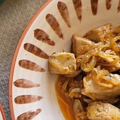 Atún encebollado con verduras y arroz