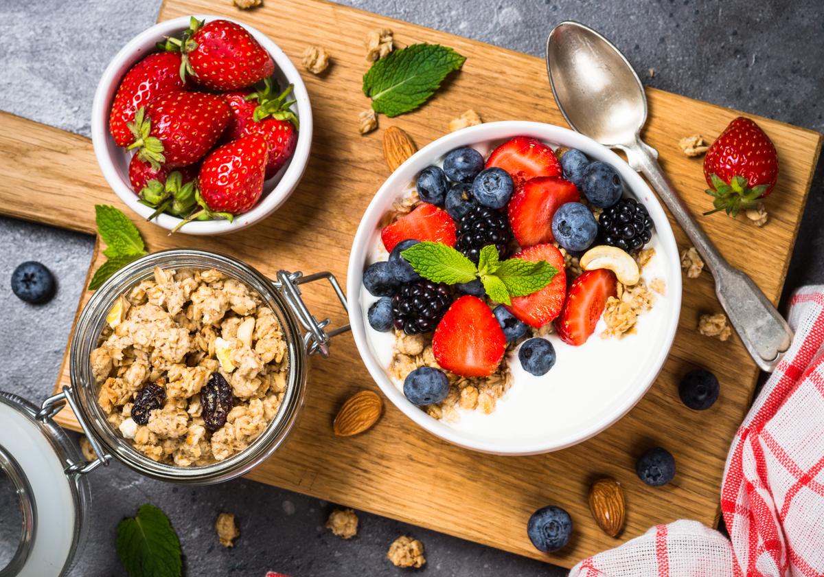 Yogur griego con frutos rojos y frutos secos