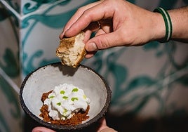 Leartá pone el acento sevillano a la cena solidaria de Tohqa para apoyar a los afectados por la DANA