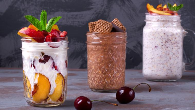 Puedes hacer tus overnight oats con los ingredientes que prefieras