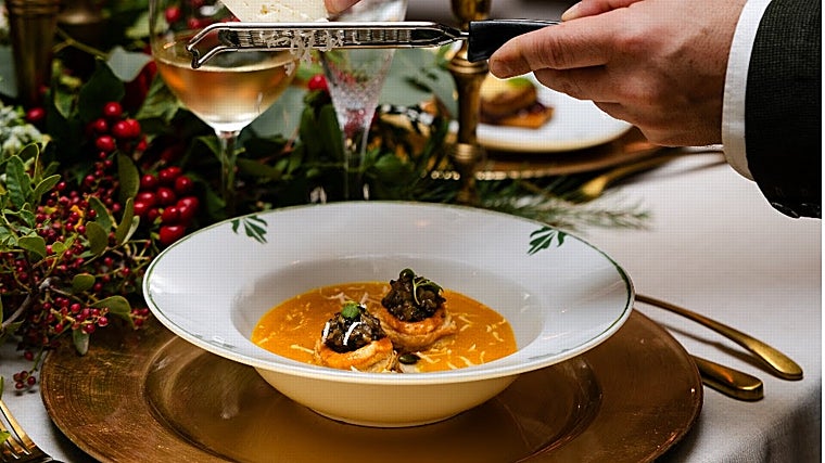 Crema de calabaza con volován de hojaldre relleno de duxelle trufada y queso