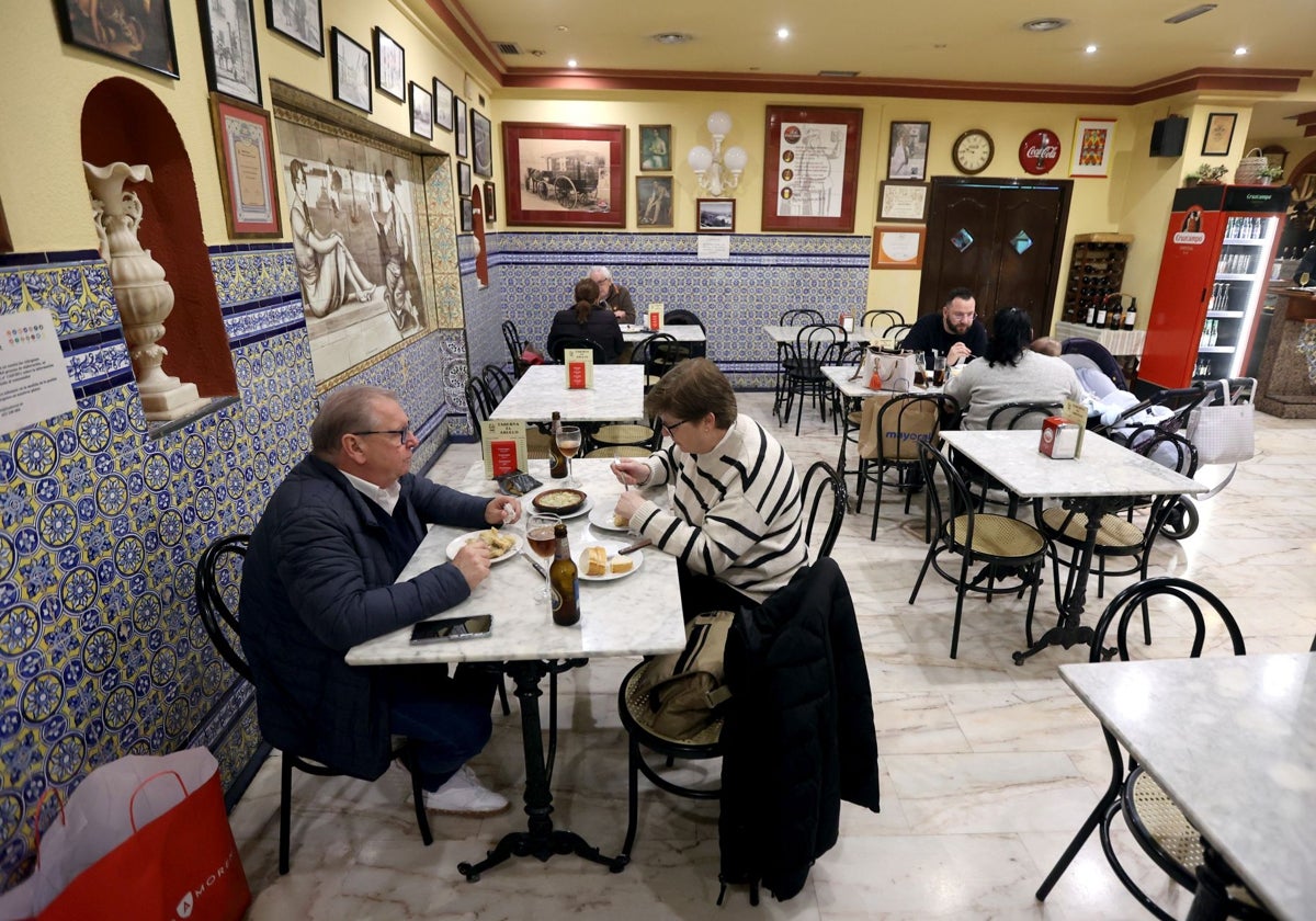 Interior de la taberna Sociedad de Plateros El Abuelo, en la calle Cruz Conde