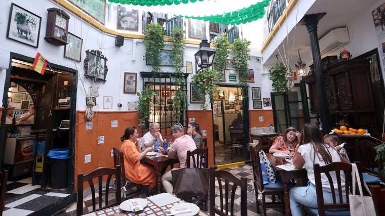 Patio de la Taberna Samn MIguel Casa El Pisto