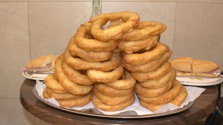 Pirámide de tejeringos de La Malagueña, una icónica churrería de Málaga capital