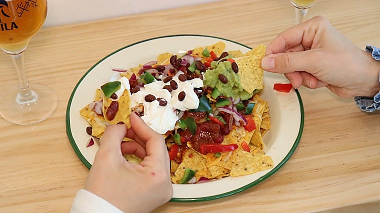 Nachos con cheddar fundido, jalapeños y crema agria, una de las novedades de Meraki