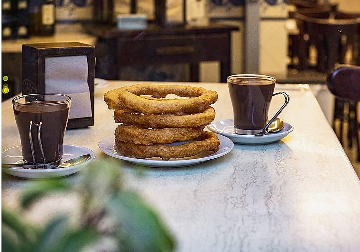 Tejeringos con chocolate de Café a la Fuerza en Antequera