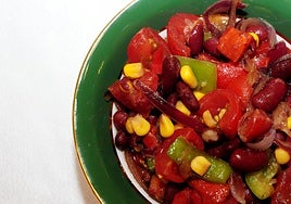Ensalada de alubias con pimientos rojos asados