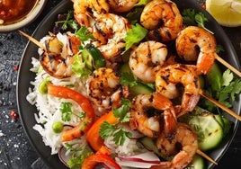 Olvídate de cocerlos solamente: estas recetas con langostinos son mucho más sabrosas