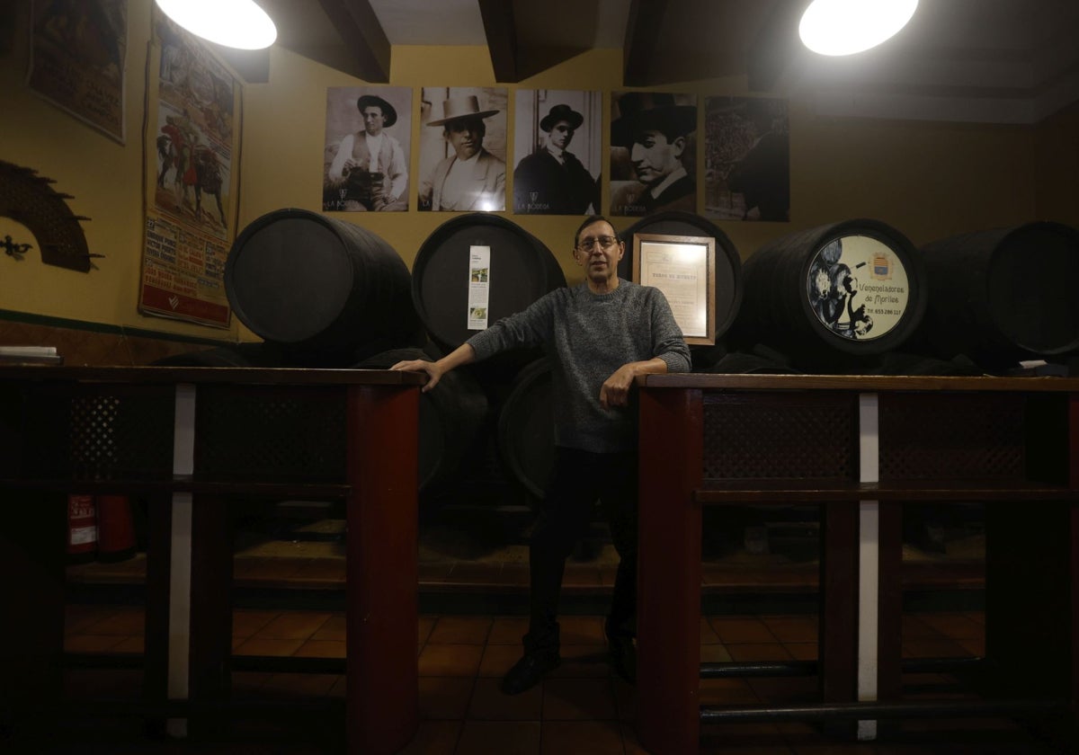 Javier Chamorro, en La Bodega, ante las fotografías de los Califas del toreo