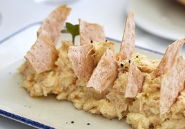 Ensaladilla de huevo duro, mostaza, anchoas, puerro asado y granos de avena