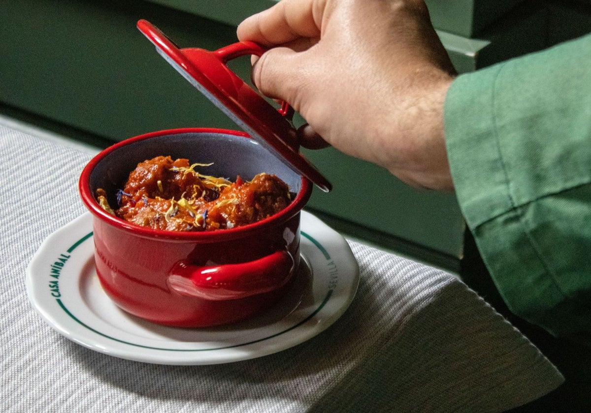 Tapa servida en cazuela en Casa Aníbal