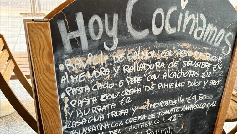 La carta se escribe en pizarra diariamente con las sugerencias del día