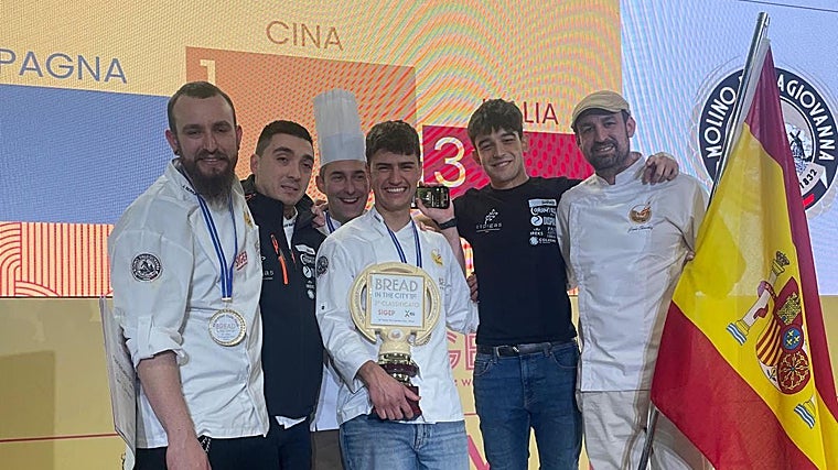 El panadero cordobés, tercero por la izquierda, junto a sus compañeros