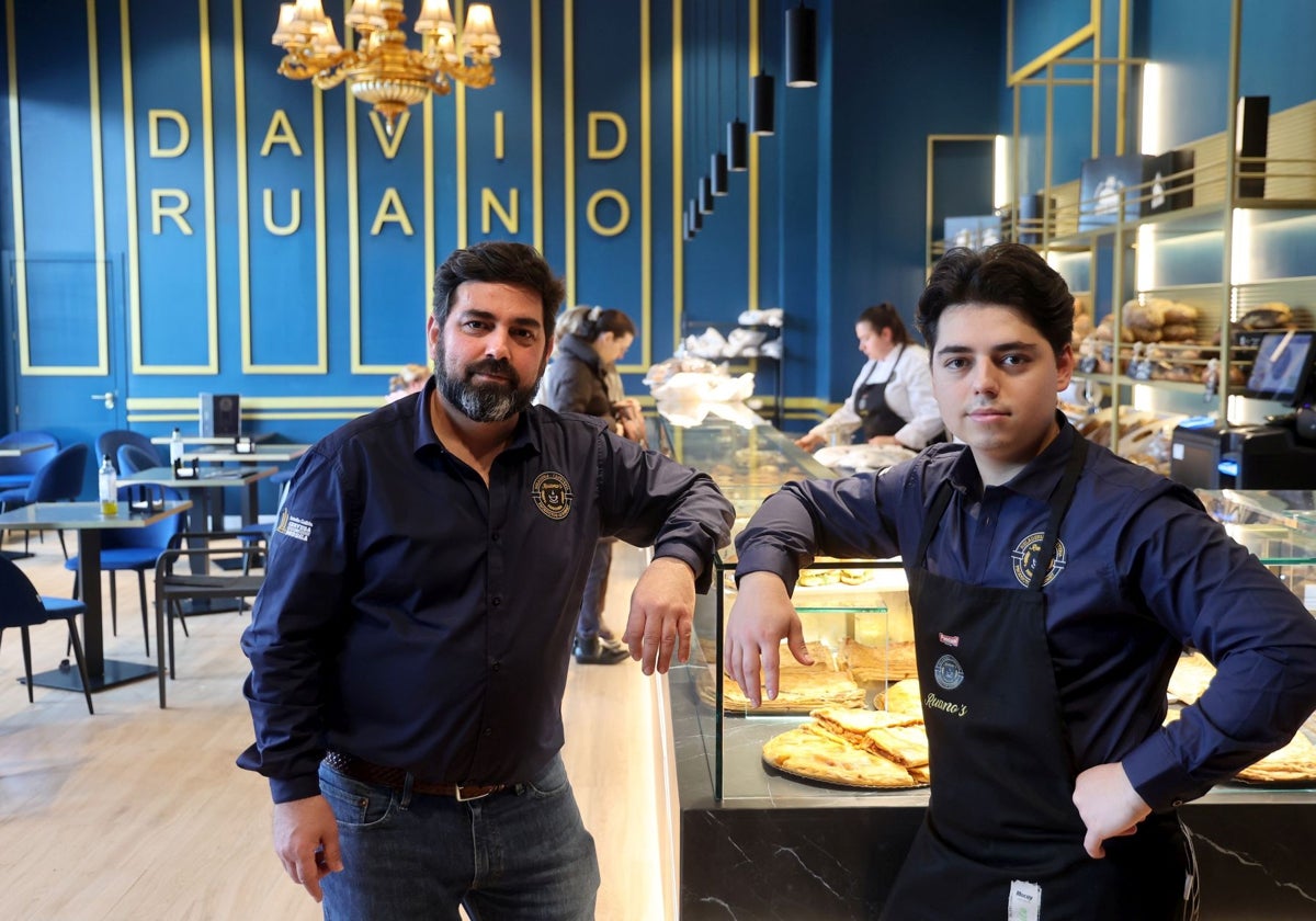 El maestro panadero David Ruano, con su hijo, David Ruano junior, en el interior de la nueva cafetería y panadería