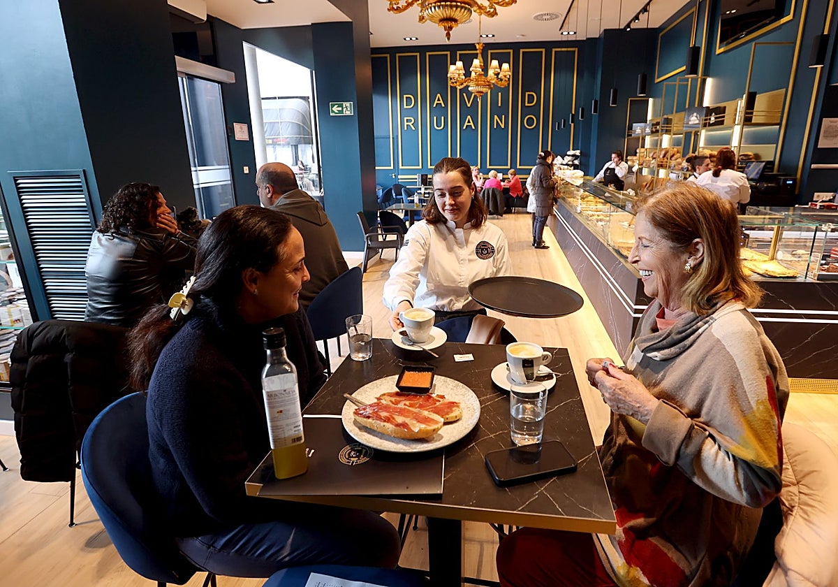 Una camarera de Ruano's sirve el café a dos clientas