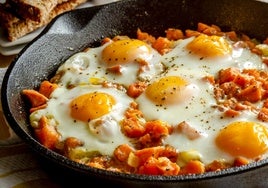 Huevos rotos con bastones de boniato y champiñones salteados