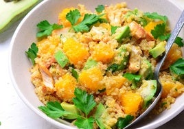 Ensalada de quinoa, pollo, mango, menta y almendras