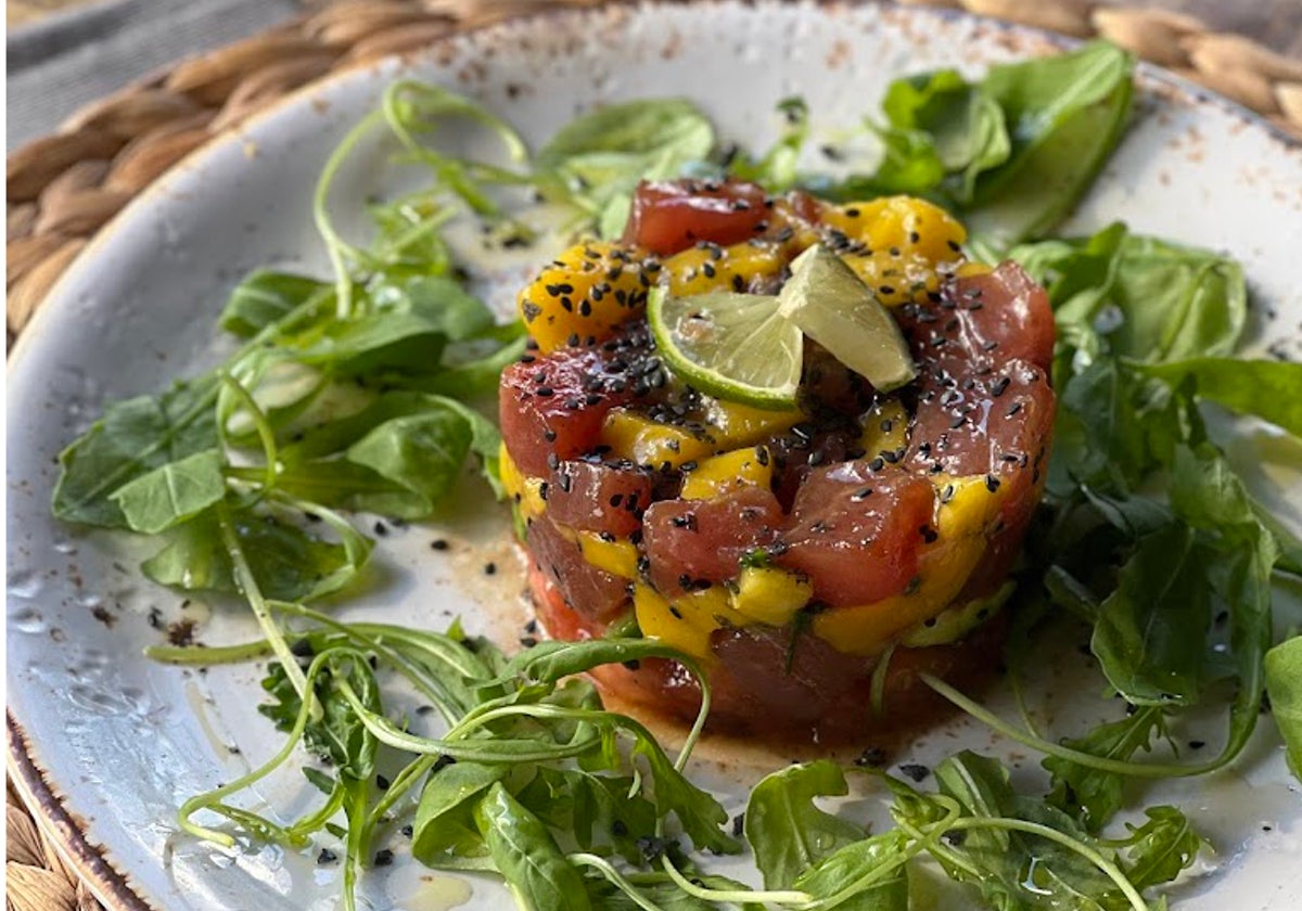 El tartar de atún y mango es uno de los platos que recomiendan en Botanas