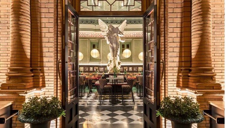 Siete restaurantes sevillanos en edificios emblemáticos: de una lonja hasta unos baños árabes