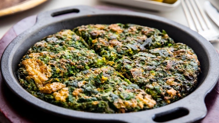 Tortilla de boniato, cebolla, espinacas y queso de cabra