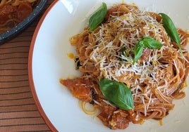 Pasta con tomates y pimientos choriceros