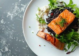 Lomo de salmón al horno con salteado de arroz y verduras