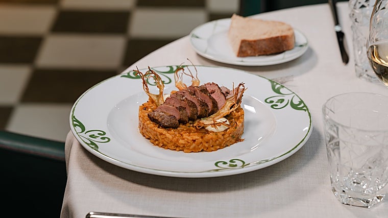Arroz meloso de pluma y jamón ibérico con alcachofas y un toque de alioli