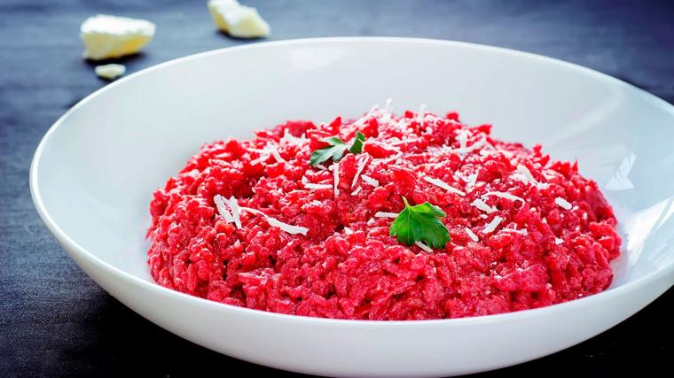 Lomos de salmonete con risotto de remolacha